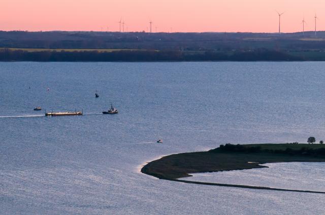 28 April 2026, Mecklenburg-Western Pomerania, Wismar: The ship "Robin Hood" pulls the barge with the beached whale towards the Baltic Sea in the evening. Photo: Bodo Marks/dpa