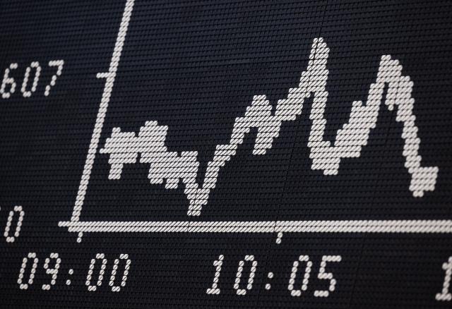 FILED - 13 April 2026, Hesse, Frankfurt/Main: The DAX curve is seen on the trading floor in Frankfurt. Photo: Boris Roessler/dpa
