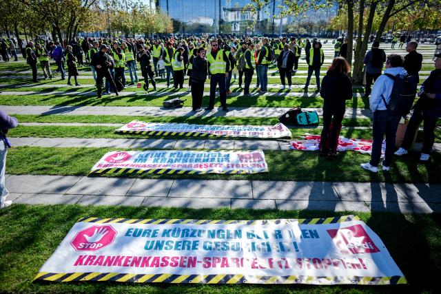 29 April 2026, Berlin: Participants demonstrate in front of the German Chancellery against the planned savings package for health insurance companies, which is to be approved by the German Cabinet. Photo: Kay Nietfeld/dpa