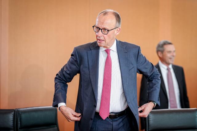 29 April 2026, Berlin: German Chancellor Friedrich Merz arrives to the German Cabinet meeting and the German Chancellery in Berlin. Topics include the federal budget and probably the health insurance reform. Photo: Kay Nietfeld/dpa