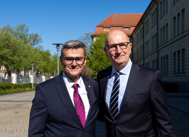 29 April 2026, Brandenburg, Potsdam: Dietmar Woidke (RD), Minister President of Brandenburg, and Sebastian Ciemnoczolowski, Marshal of the Lubuskie Voivodeship, greet each other before a meeting at the State Chancellery. Photo: Soeren Stache/dpa