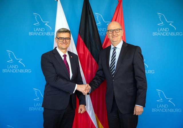 29 April 2026, Brandenburg, Potsdam: Dietmar Woidke (RD), Minister President of Brandenburg, and Sebastian Ciemnoczolowski, Marshal of the Lubuskie Voivodeship, greet each other before a meeting at the State Chancellery. Photo: Soeren Stache/dpa