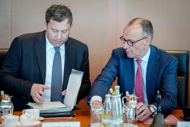 29 April 2026, Berlin: Lars Klingbeil (L), German Minister of Finance, Vice-Chancellor and Social Democratic Party (SPD) Chairman and German Chancellor Friedrich Merz attend the German Cabinet meeting at the German Chancellery in Berlin. Topics include the federal budget and probably the health insurance reform. Photo: Kay Nietfeld/dpa