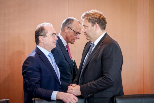 29 April 2026, Berlin: Alexander Dobrindt, German Minister of the Interior, Lars Klingbeil (L), German Minister of Finance, Vice-Chancellor and Social Democratic Party (SPD) Chairman and German Chancellor Friedrich Merz attend the German Cabinet meeting at the German Chancellery in Berlin. Topics include the federal budget and probably the health insurance reform. Photo: Kay Nietfeld/dpa