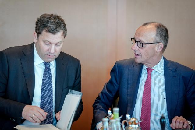 29 April 2026, Berlin: Lars Klingbeil (L), German Minister of Finance, Vice-Chancellor and Social Democratic Party (SPD) Chairman and German Chancellor Friedrich Merz attend the German Cabinet meeting at the German Chancellery in Berlin. Topics include the federal budget and probably the health insurance reform. Photo: Kay Nietfeld/dpa