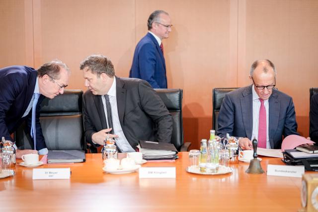 29 April 2026, Berlin: Alexander Dobrindt, German Minister of the Interior, Lars Klingbeil (L), German Minister of Finance, Vice-Chancellor and Social Democratic Party (SPD) Chairman and German Chancellor Friedrich Merz attend the German Cabinet meeting at the German Chancellery in Berlin. Topics include the federal budget and probably the health insurance reform. Photo: Kay Nietfeld/dpa