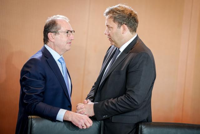 29 April 2026, Berlin: Alexander Dobrindt, German Minister of the Interior talks to Lars Klingbeil, German Minister of Finance, Vice-Chancellor and Social Democratic Party (SPD) on the sidelines of the German Cabinet meeting at the German Chancellery in Berlin. Topics include the federal budget and probably the health insurance reform. Photo: Kay Nietfeld/dpa