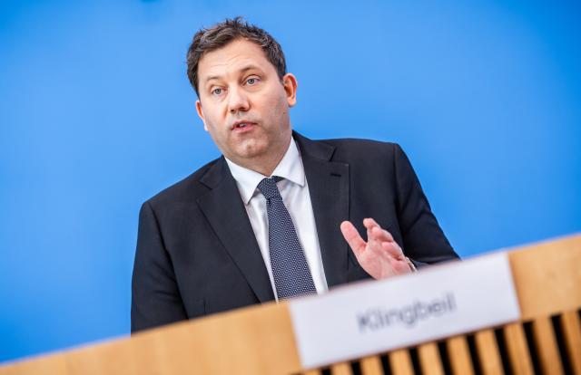 29 April 2026, Berlin: Lars Klingbeil, German Minister of Finance, takes part in the press conference on the government's draft budget for 2027 and the financial plan for 2028-2030. Photo: Michael Kappeler/dpa