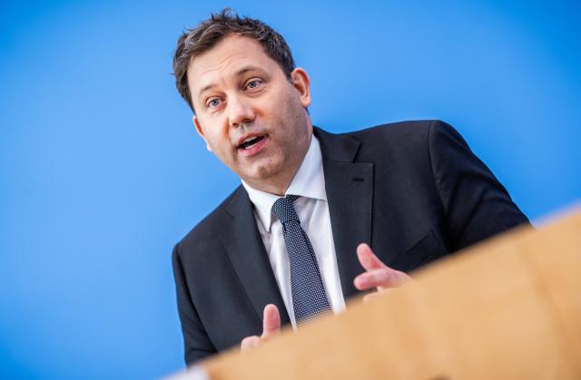 29 April 2026, Berlin: Lars Klingbeil, German Minister of Finance, takes part in the press conference on the government's draft budget for 2027 and the financial plan for 2028-2030. Photo: Michael Kappeler/dpa