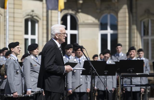 29 April 2026, Baden-Wuerttemberg, Stuttgart: Minister President Winfried Kretschmann (C) stands in front of the Ulm Army Music Corps during his farewell ceremony as Minister President of Baden-Wuerttemberg in the courtyard of the New Palace. Photo: Marijan Murat/dpa
