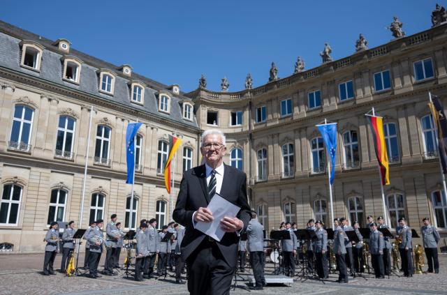 29 April 2026, Baden-Wuerttemberg, Stuttgart: Minister President Winfried Kretschmann (C) walks in front of the Ulm Army Music Corps during his farewell ceremony as Minister President of Baden-Wuerttemberg in the courtyard of the New Palace. Photo: Marijan Murat/dpa