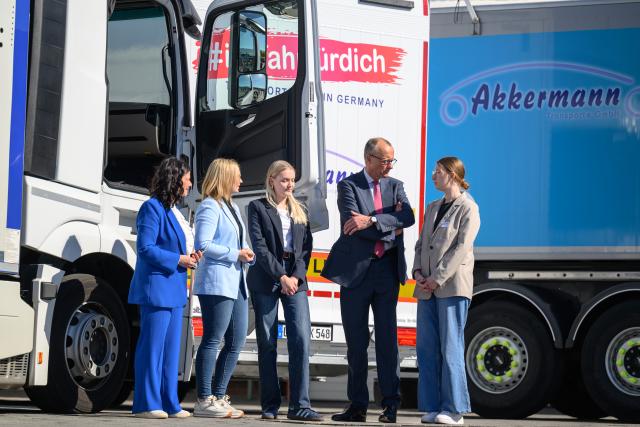 29 April 2026, Lower Saxony, Moormerland: German Chancellor Friedrich Merz (2nd R) stands with the daughters of the Akkermann entrepreneurial family and Gitta Connemann (L), Government Commissioner for Small and Medium-Sized Enterprises, during a tour of the Akkermann Transporte GmbH premises. Photo: Izabela Mittwollen/dpa