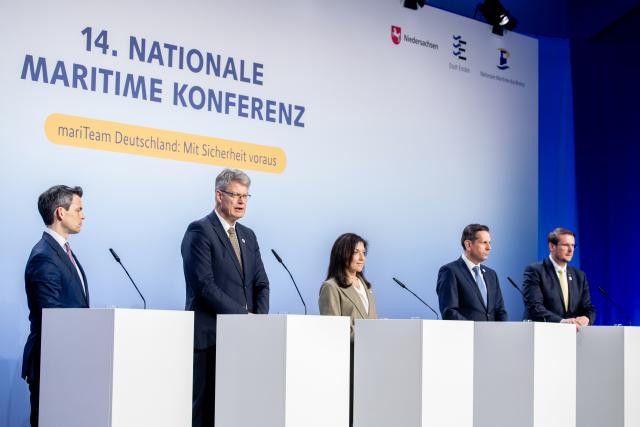 29 April 2026, Lower Saxony, Emden: (L-R) Government Coordinator for Maritime Economy and Tourism Christoph Ploss, Minister of Transport Patrick Schnieder, Minister for Economic Affairs and Energy Katherina Reiche, Minister President of Lower Saxony Olaf Lies and Lord Mayor of Emden Tim Kruithoff speak at a press conference in the North Sea Hall, during the 14th National Maritime Conference (NMK). Photo: Hauke-Christian Dittrich/dpa