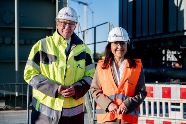 29 April 2026, Lower Saxony, Emden: CEO of Amprion Christoph Mueller (L) and Minister for Economic Affairs and Energy Katherina Reiche stand in front of a transformer at the construction site of a new converter station. Photo: Hauke-Christian Dittrich/dpa