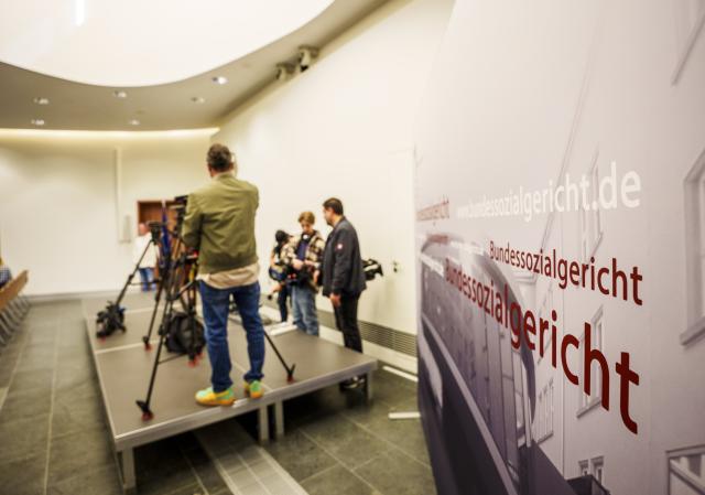 FILED - 24 September 2025, Hesse, Kassel: FILE PHOTO - Members of the press set up in the courtroom of the Federal Social Court. Photo: Andreas Arnold/dpa