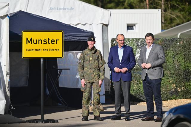 30 April 2026, Lower Saxony, Munster: Federal Chancellor Friedrich Merz (C), Vice Chancellor and German Minister of Finance, visit the army in Munster and are welcomed by the Chief of Staff of the Army, Lieutenant General Christian Freuding (L). Merz wants to gain an impression of the operational readiness of the land forces and the Army's plans. Photo: Philipp Schulze/dpa