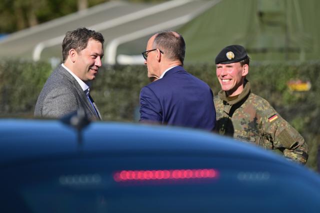 30 April 2026, Lower Saxony, Munster: German Chancellor Friedrich Merz (C) and Lars Klingbeil, Vice Chancellor and German Minister of Finance, visit the army in Munster and are welcomed by the inspector of the army, Lieutenant General Christian Freuding (R). Merz wants to gain an impression of the operational readiness of the land forces and the Army's plans. Photo: Philipp Schulze/dpa