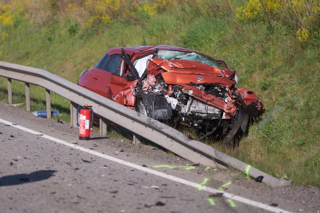 30 April 2026, Rhineland-Palatinate, Kastellaun: A car stands at the scene of the accident. In Rhineland-Palatinate this morning, there was a serious accident involving a bus with children on board. According to the police in Simmern, one person died and others were slightly injured. Photo: Thomas Frey/dpa