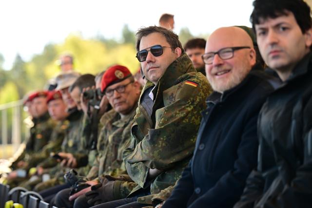 30 April 2026, Lower Saxony, Munster: Lars Klingbeil (3-R), Vice-Chancellor and German Minister of Finance, accompanies German Chancellor Merz on a visit to the troops in Munster. Merz wants to gain an impression of the operational readiness of the land forces and the army's plans. Photo: Philipp Schulze/dpa