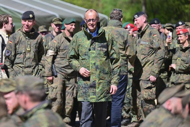 30 April 2026, Lower Saxony, Munster: German Chancellor Friedrich Merz (C) visits the army in Munster. Merz wants to gain an impression of the operational readiness of the land forces and the Army's plans. Photo: Philipp Schulze/dpa