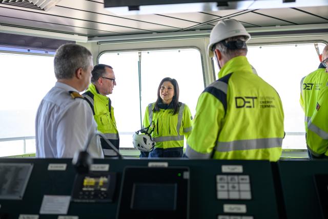 30 April 2026, Lower Saxony, Wilhelmshaven: German Minister of Economics Katherina Reiche in conversation with DET representatives and the captain of the FSRU Hoeegh Esperanza (L). Photo: Izabela Mittwollen/dpa
