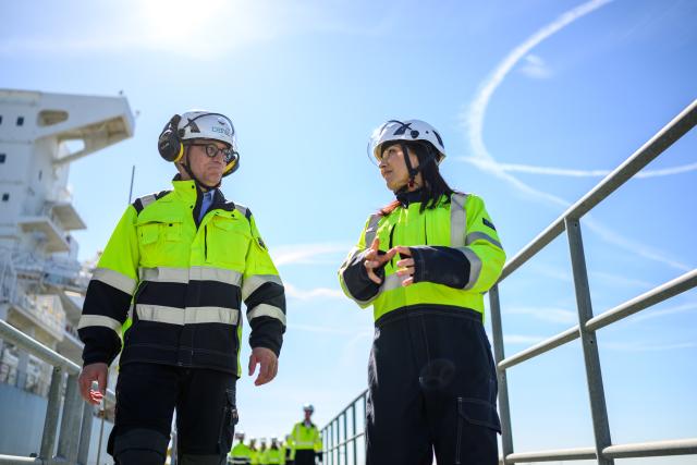30 April 2026, Lower Saxony, Wilhelmshaven: German Minister of Economics Katherina Reiche and Dr. Peter Röttgen (L), Managing Director of Deutsche Energy Terminal GmbH) on the bridge to FSRU Höegh Esperanza. Photo: Izabela Mittwollen/dpa