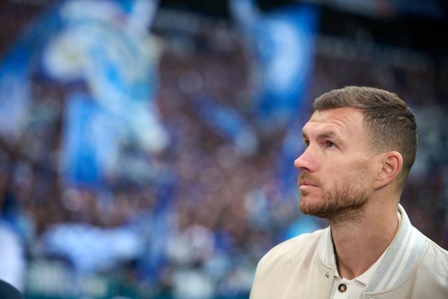 FILED - 05 April 2026, North Rhine-Westphalia, Gelsenkirchen: FILE PHOTO - Schalke's Edin Dzeko is pictured before the German 2nd Bundesliga soccer match between FC Schalke 04 and Karlsruher SC at the Veltins Arena. Photo: Bernd Thissen/dpa - IMPORTANT NOTE: In accordance with the regulations of the DFL German Football League and the DFB German Football Association, it is prohibited to utilize or have utilized photographs taken in the stadium and/or of the match in the form of sequential images and/or video-like photo series.