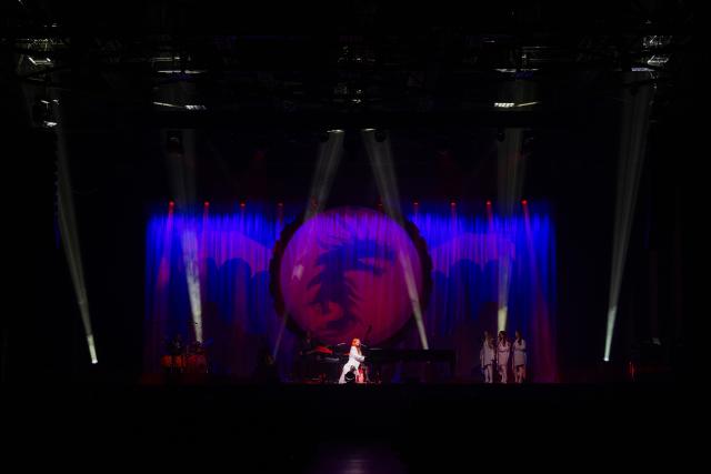30 April 2026, North Rhine-Westphalia, Duesseldorf: American singer-songwriter Tori Amos sits at the grand piano on stage at the Mitsubishi Electric Halle to kick off her "In Times Of Dragons" tour. Photo: Rolf Vennenbernd/dpa