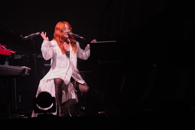 30 April 2026, North Rhine-Westphalia, Duesseldorf: American singer-songwriter Tori Amos sits at the grand piano on stage at the Mitsubishi Electric Halle to kick off her "In Times Of Dragons" tour. Photo: Rolf Vennenbernd/dpa