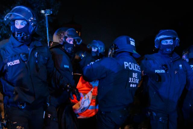 30 April 2026, Berlin: Police officers carry a participant at the end of the "Take back the Night" demonstration in Berlin's Kreuzberg district. Photo: Carsten Koall/dpa
