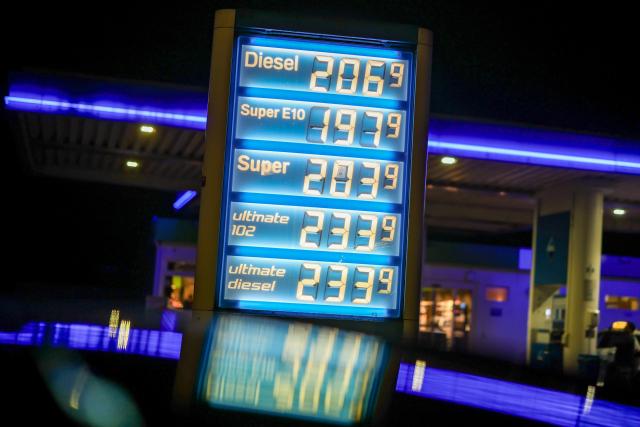 01 May 2026, Schleswig-Holstein, Flensburg: The monolith of a petrol station shows the fuel prices at 00.03 a.m. on 01.05.2026 after the fuel price reduction. Photo: Christoph Reichwein/dpa