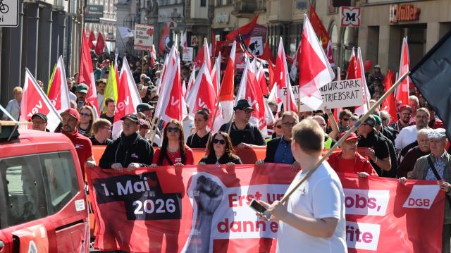 01 May 2026, Thuringia, Erfurt: Participants in a DGB rally on May 1 walk through the city center. The occasion is a nationwide trade union rally to mark International Workers' Day. Photo: Bodo Schackow/dpa