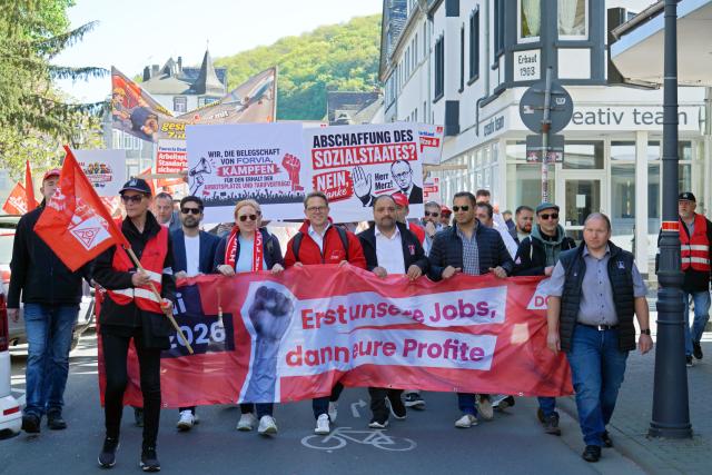 01 May 2026, Hesse, Herborn: Participants march through the streets with flags and banners, at the main DGB Hessen-Thueringen rally with Hesse DGB Chairman Rudolph and State Economics Minister Mansoori (SPD), among others, in the city park. The occasion is a nationwide rally by trade unions to mark International Workers' Day. Photo: Sascha Ditscher/dpa