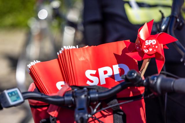 01 May 2026, Brandenburg, Cottbus: Small SPD flags can be seen in a bicycle basket as people gather for a bicycle demonstration. As in many other German cities, the DGB has called for a demonstration in Cottbus to mark May Day. Photo: Frank Hammerschmidt/dpa