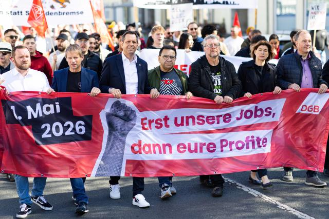 01 May 2026, Lower Saxony, Salzgitter: Olaf Lies (3-L), Minister President of Lower Saxony, walks with other participants in a May Day demonstration through the town of Salzgitter-Lebenstedt. Photo: Michael Matthey/dpa
