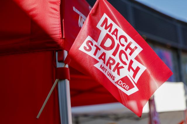 01 May 2026, North Rhine-Westphalia, Mülheim/Ruhr: A small banner with the slogan: "Mach Dich Stark - Mit Uns DGB" (Make yourself strong - with us DGB) hangs on an information stand at the national rally of the German Trade Union Confederation (DGB). DGB rally on Labor Day - Muelheim an der Ruhr Photo: Thomas Banneyer/dpa