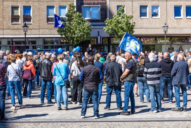 01 May 2026, Brandenburg, Cottbus: People take part in an AfD event on May 1. Several demonstrations and events take place across Germany and in the city on May 1. The Brandenburg AfD had called for a demonstration under the slogan "Lower fuel prices - stop inflation!". Photo: Frank Hammerschmidt/dpa