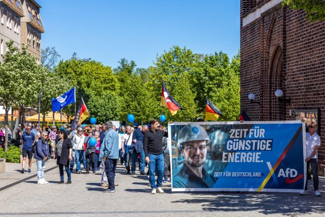 01 May 2026, Brandenburg, Cottbus: People take part in an AfD event on May 1. Several demonstrations and events take place across Germany and in the city on May 1. The Brandenburg AfD had called for a demonstration under the slogan "Lower fuel prices - stop inflation!". Photo: Frank Hammerschmidt/dpa