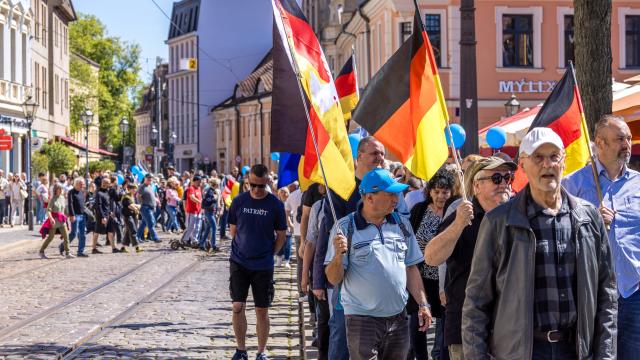 01 May 2026, Brandenburg, Cottbus: People take part in an AfD event on May 1. Several demonstrations and events take place across Germany and in the city on May 1. The Brandenburg AfD had called for a demonstration under the slogan "Lower fuel prices - stop inflation!". Photo: Frank Hammerschmidt/dpa