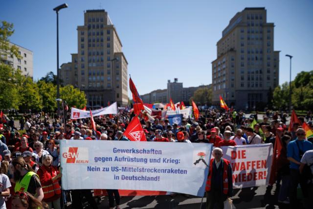 01 May 2026, Berlin: Participants carry various flags and banners during a demonstration organized by the German Trade Union Confederation (DGB) under the slogan "First our jobs, then your profits". The occasion is a nationwide trade union rally to mark International Workers' Day. Photo: Carsten Koall/dpa