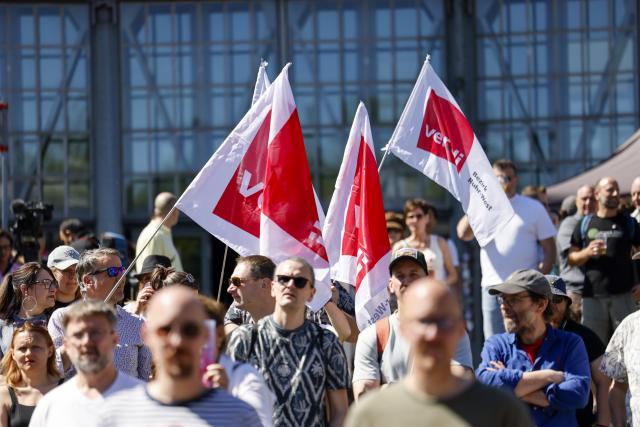 01 May 2026, North Rhine-Westphalia, Mülheim/Ruhr: Participants in the rally hold up flags of the Verdi trade union during the national rally of the German Trade Union Confederation (DGB). The occasion is a nationwide trade union rally to mark International Workers' Day. Photo: Thomas Banneyer/dpa