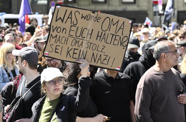 01 May 2026, North Rhine-Westphalia, Essen: Participants protest against a demonstration by the far-right party Die Heimat. Photo: Roberto Pfeil/dpa