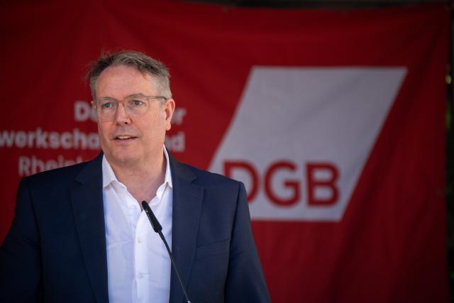 01 May 2026, Rhineland-Palatinate, Trier: Alexander Schweitzer, Minister President of Rhineland-Palatinate, speaks at the central event. The occasion is a nationwide trade union rally to mark International Workers' Day. Photo: Harald Tittel/dpa