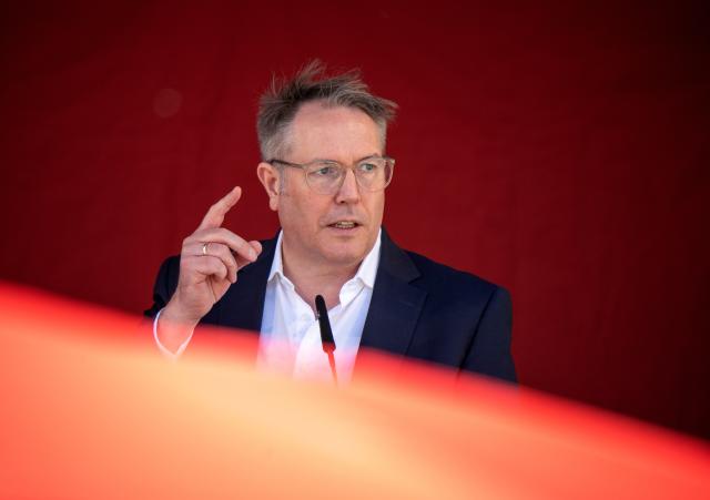 01 May 2026, Rhineland-Palatinate, Trier: Alexander Schweitzer, Minister President of Rhineland-Palatinate, speaks at the central event. The occasion is a nationwide trade union rally to mark International Workers' Day. Photo: Harald Tittel/dpa