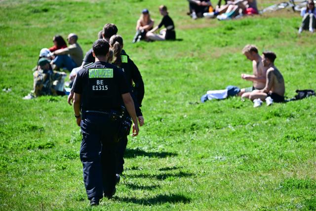 01 May 2026, Berlin: Police officers walk in Goerlitzer Park on May 1. Several demonstrations and events take place across Germany and in the city on May 1. Photo: Sebastian Christoph Gollnow/dpa
