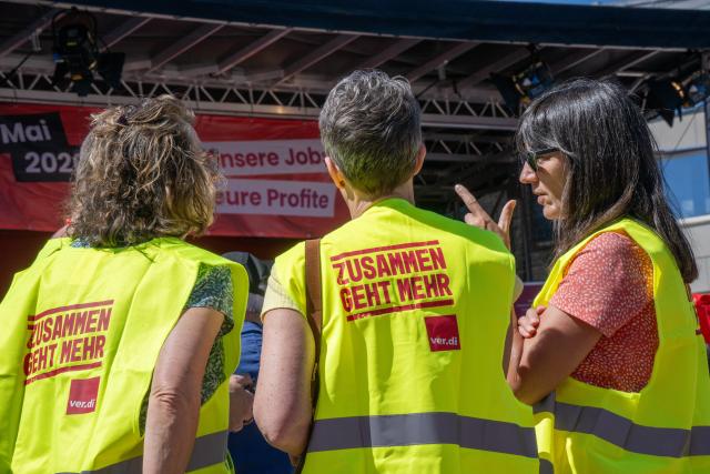 01 May 2026, Rhineland-Palatinate, Trier: Participants in the central Labor Day event in Rhineland-Palatinate stand in front of the speaker's stage. The occasion is a nationwide trade union rally to mark International Workers' Day. Photo: Harald Tittel/dpa