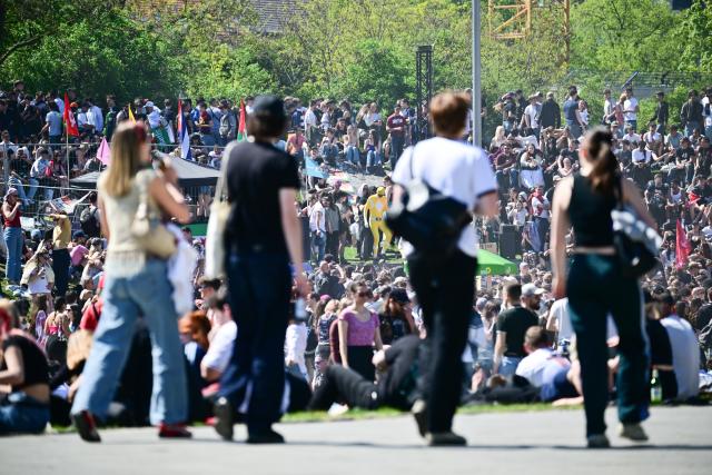 01 May 2026, Berlin: People enjoy the sunny weather in Goerlitzer Park on May 1. Photo: Sebastian Christoph Gollnow/dpa