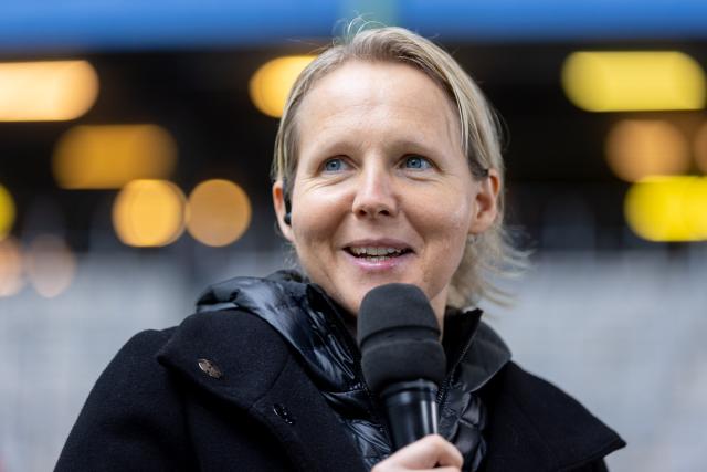 FILED - 21 February 2026, Hamburg: Werder Bremen coach Friederike Kromp gives an interview prior to the start of the German Women's Bundesliga soccer match between Hamburger SV and Werder Bremen at Volksparkstadion. Photo: Philipp Szyza/dpa - WICHTIGER HINWEIS: Gemäß den Vorgaben der DFL Deutsche Fußball Liga bzw. des DFB Deutscher Fußball-Bund ist es untersagt, in dem Stadion und/oder vom Spiel angefertigte Fotoaufnahmen in Form von Sequenzbildern und/oder videoähnlichen Fotostrecken zu verwerten bzw. verwerten zu lassen.