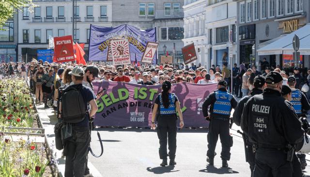 01 May 2026, Hamburg: Police officers monitor a demonstration calling for the redistribution of wealth. On May 1, several demonstrations and events will take place across the country. Photo: Markus Scholz/dpa
