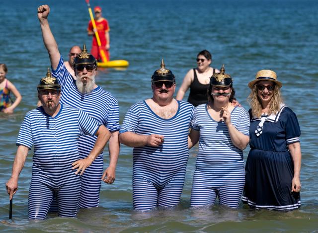 01 May 2026, Mecklenburg-Vorpommern, Binz: Members of the Duesseldorf Cigar Club take a dip in the Baltic Sea to mark the opening of the swimming season at Binz Beach. Photo: Stefan Sauer/dpa